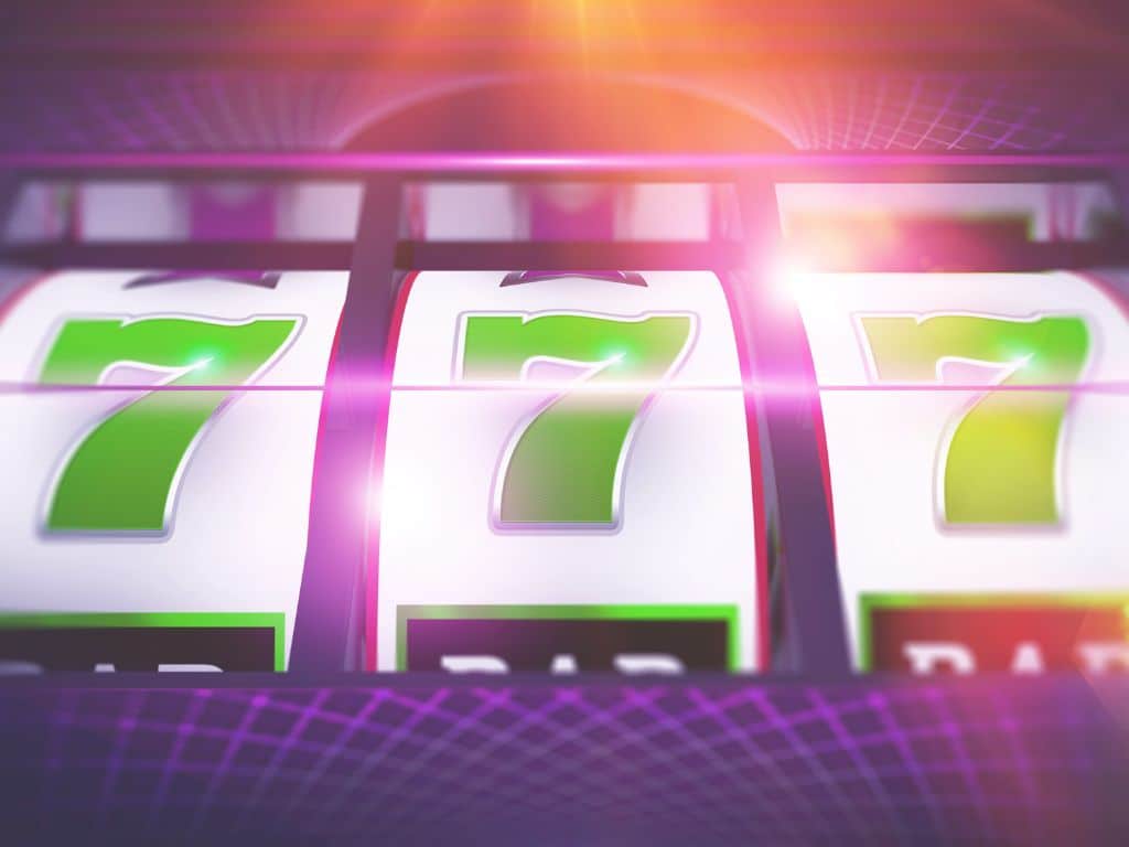 슬롯머신 릴 화면의 7 심볼과 저변동성 슬롯 흐름을 표현한 이미지