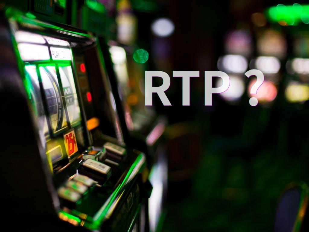 카지노 객장의 슬롯머신 기계 화면과 슬롯 RTP 뜻 및 슬롯머신 환수율의 정의를 질문하는 텍스트 문구